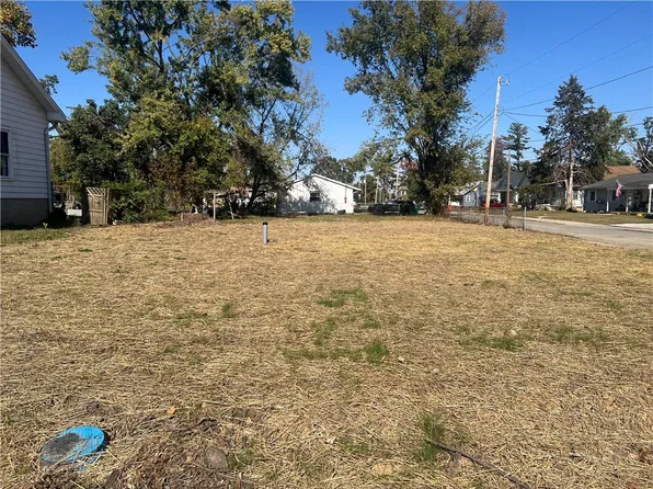 31 Polk Ave, Charleston, IL 61920