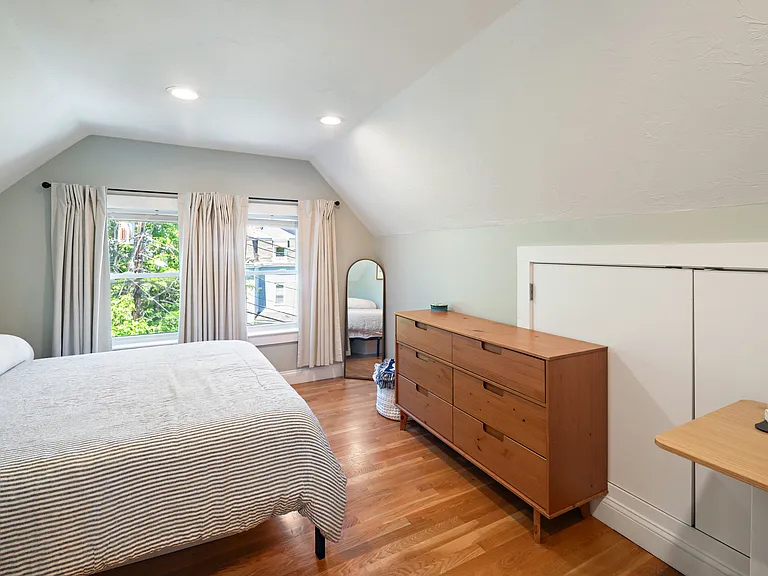32 Oakland St — Photo 13