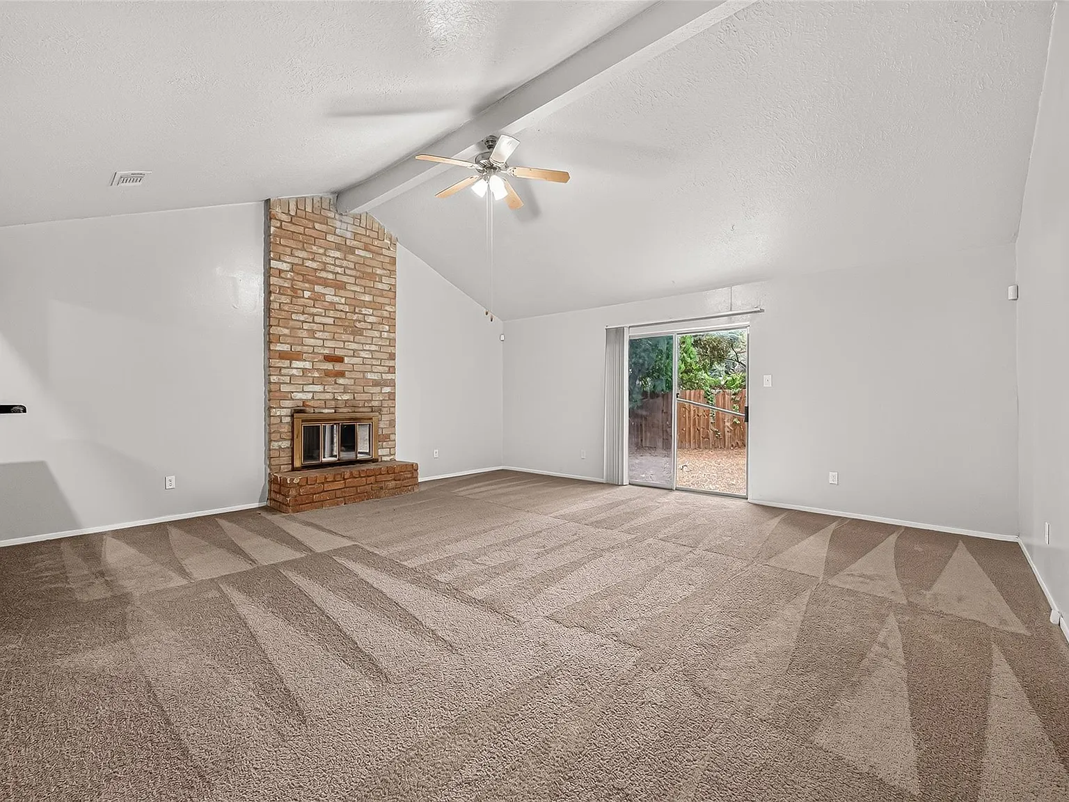 3 bed, 2.0 bath, 1638 sqft, $1,700 — Photo 3