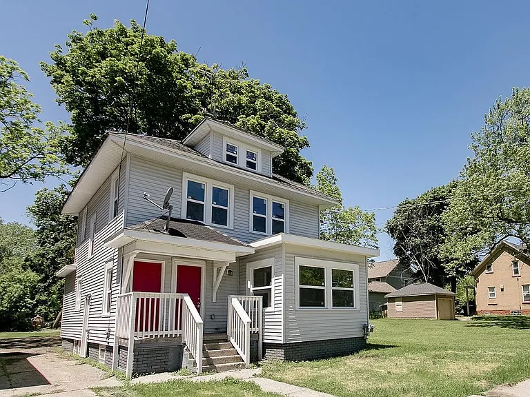 1011 N Pine St — Photo 1