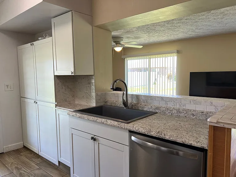 432 SW Curry St — Photo 4