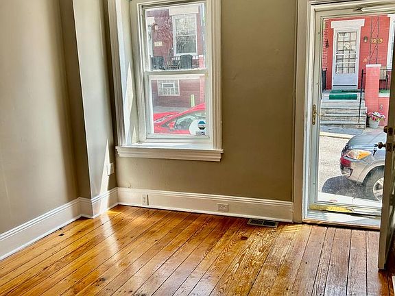 4th image of 220 Baldwin St