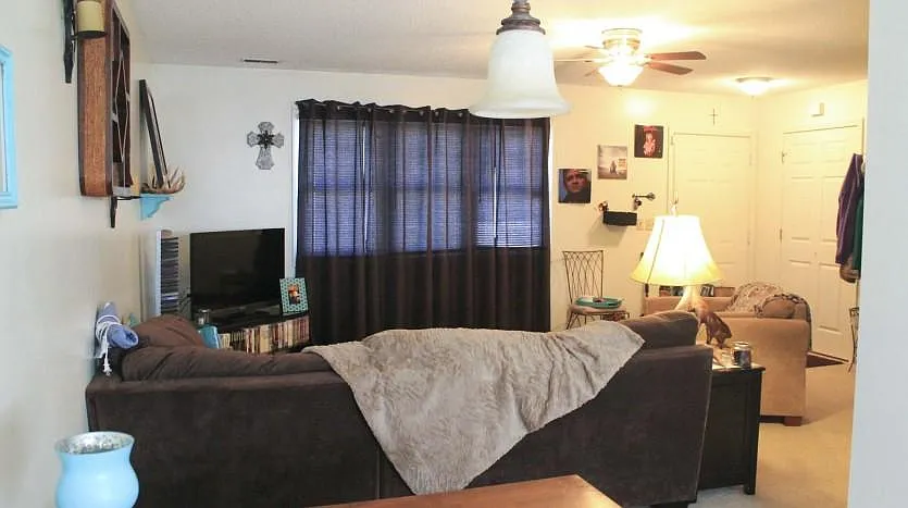 3 bed, 1.5 bath, 1800 sqft, $900 — Photo 4