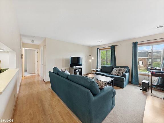 4th image of 203 E Ct Of Shorewood Unit 203