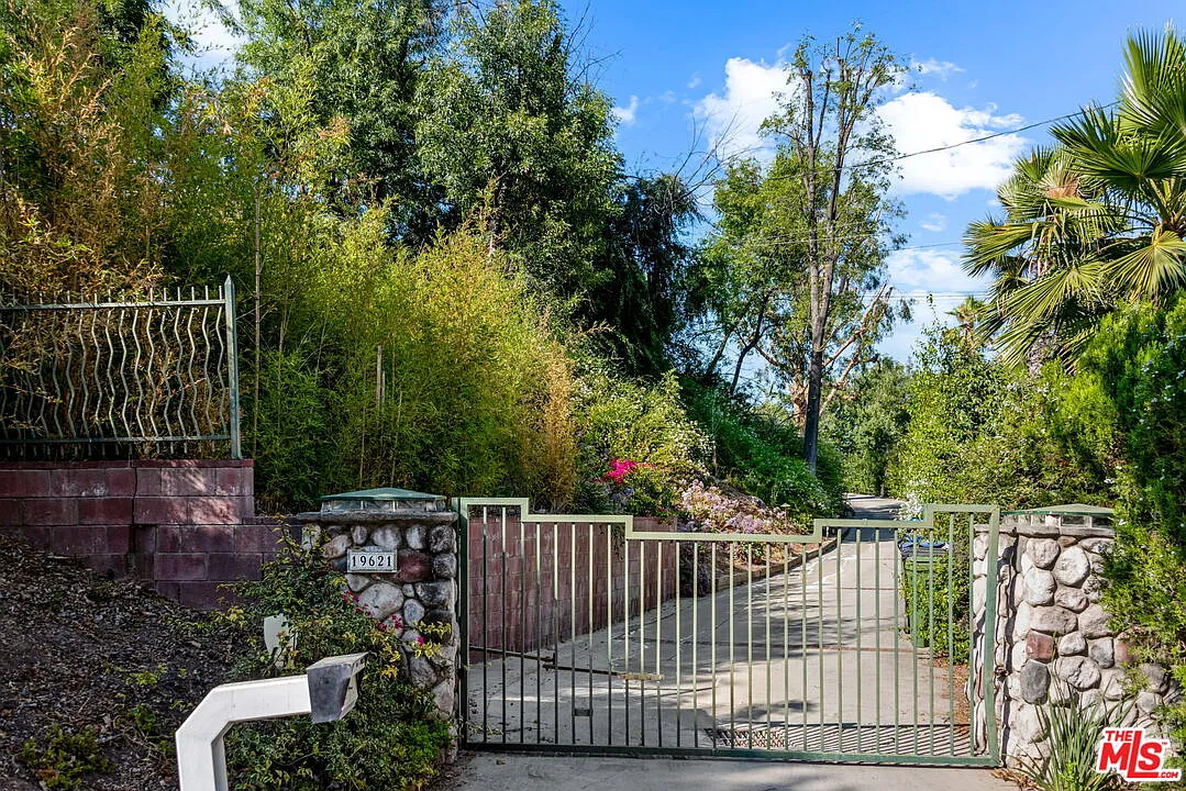 6 bed, 6.0 bath, 6867 sqft, $15,000 — Photo 2