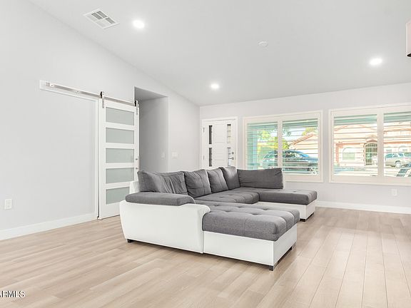 5th image of 323 E BELMONT Avenue