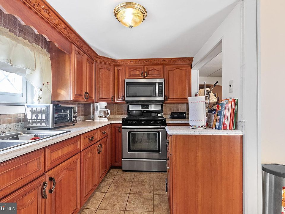 2nd image of 528 W 4th St