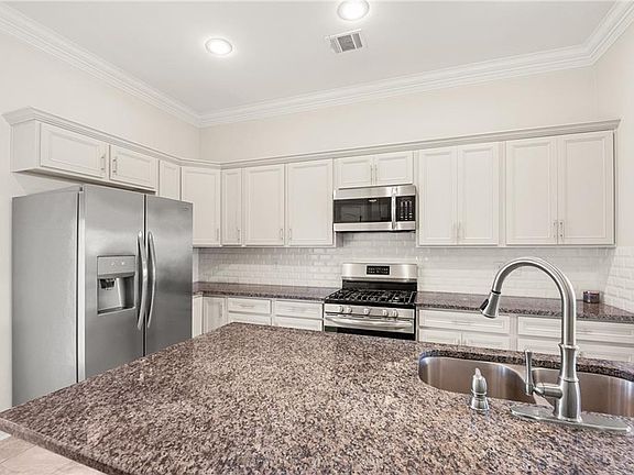 4th image of 377 Lake Breeze Dr