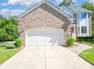2711 Greenlawn Ave, Commerce Township, MI 48382