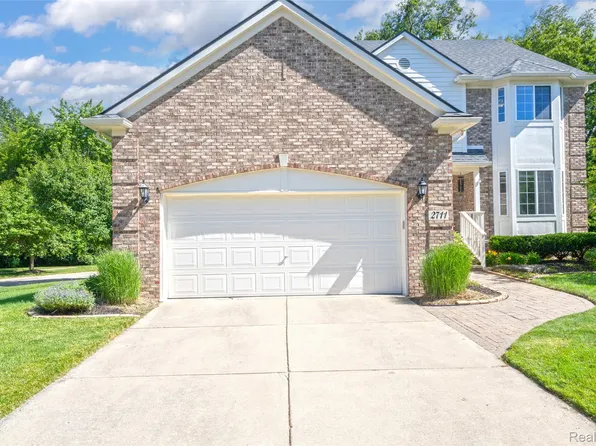 2711 Greenlawn Ave, Commerce Township, MI 48382