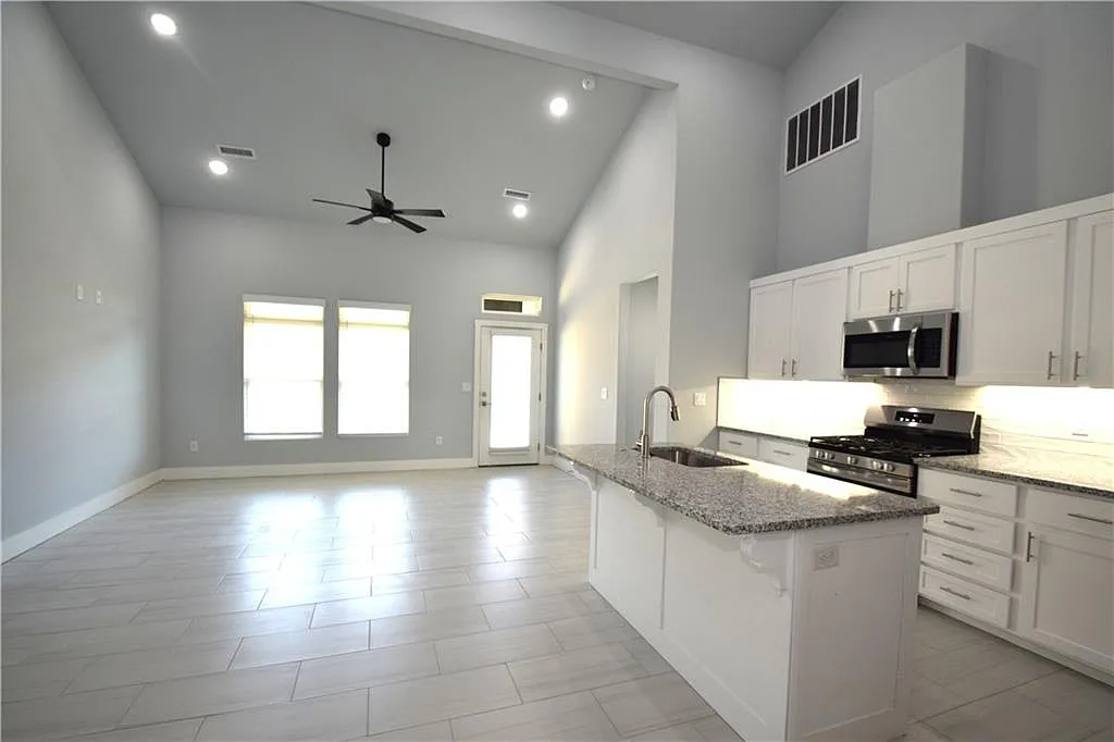 3 bed, 2.5 bath, 1420 sqft, $1,650 — Photo 3