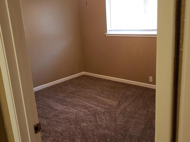 1421 Roberts Ave — Photo 19