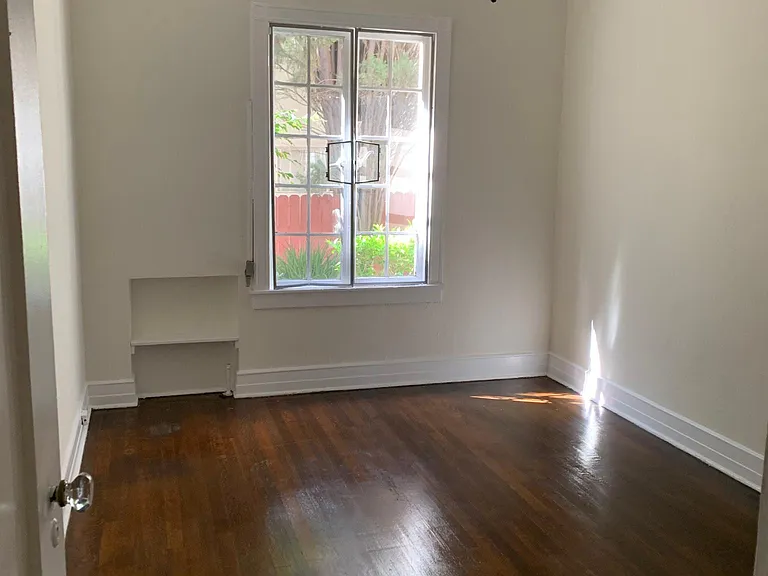 1746 N Kingsley Dr — Photo 10
