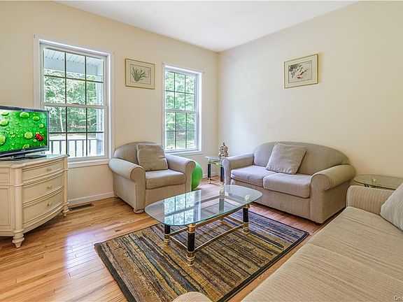 4th image of 127 Shagbark Ln