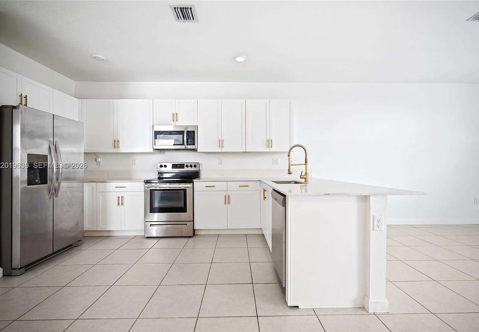 4 bed, 2.5 bath, 1820 sqft, $3,400 — Photo 3