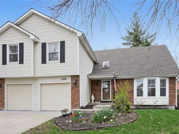 1240 E Sleepy Hollow Dr, Olathe, KS 66062