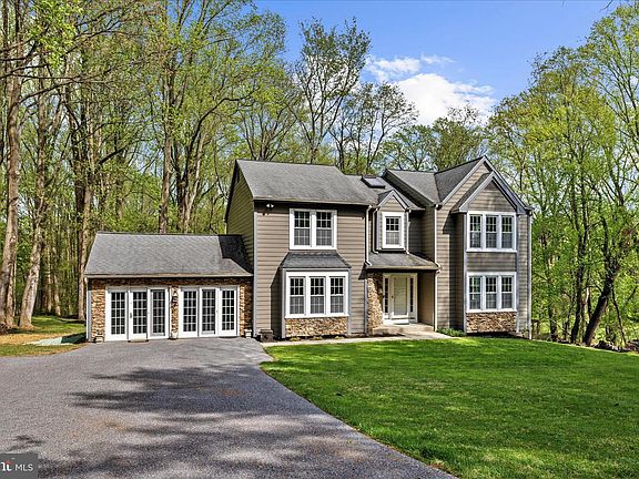 4th image of 3904 Thoroughbred Ln