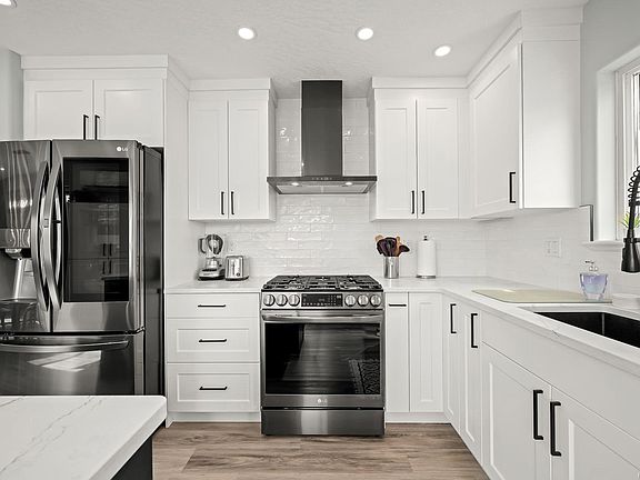 4th image of 948 Brooks Pl
