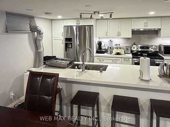 2nd image of 980 Avenue Rd Unit 3