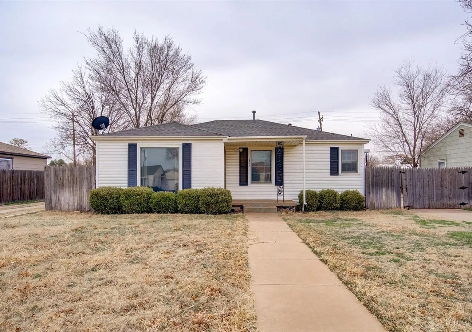 2-Bedroom Home with Garage & Fenced Yard — Photo 1