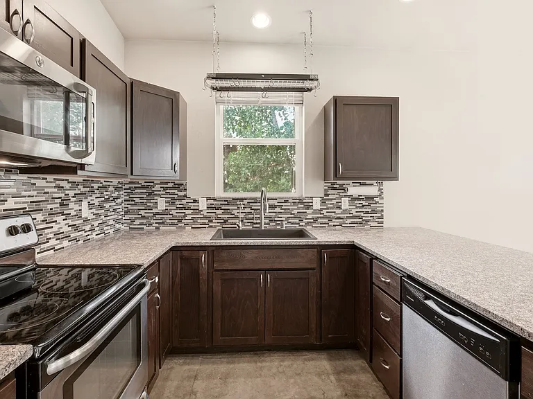 3906 E 31st Ave — Photo 5