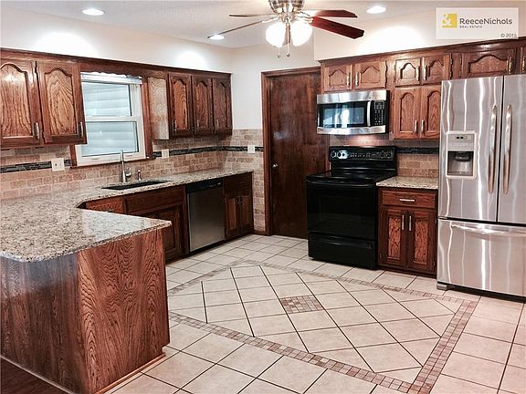 2nd image of 123 NE Leann Dr