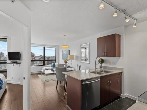 938 Smithe St #2123, Vancouver, BC V6Z 3H8