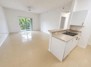 7000 SW 80th St APT 401, Miami, FL 33143