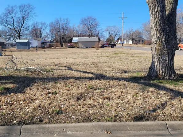 303 S Main St, Udall, KS 67146