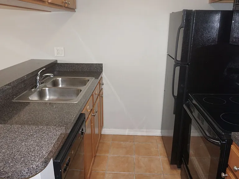 220 Lake Parsons Grn #206 — Photo 3