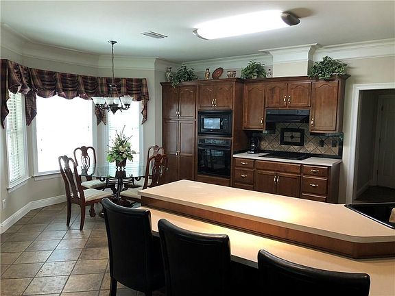 4th image of 10050 Blakewood Dr N