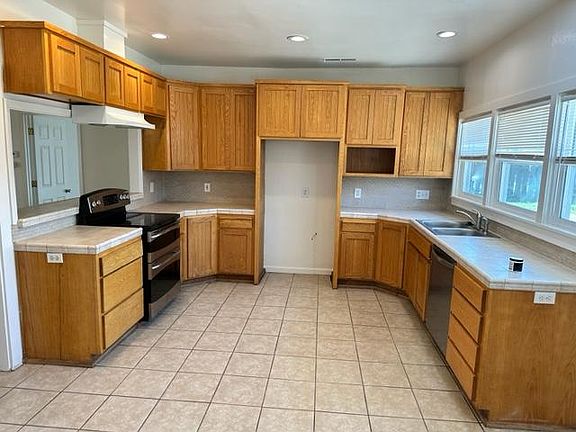 4th image of 3839 Fresno Ave