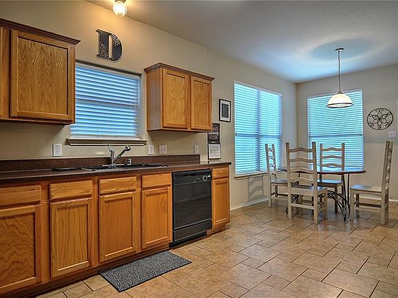 3rd image of 1621 Cambridge Dr