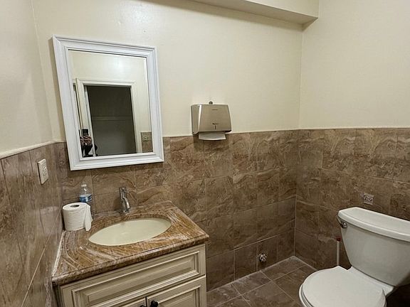5th image of 2546 Wilson Ave #1