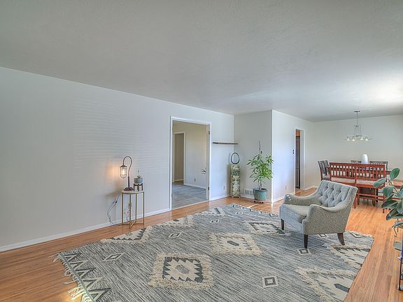 3rd image of 6001 Woodford Pl NE