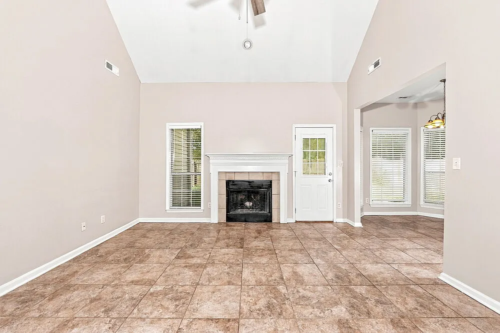 3 bed, 2.0 bath, 1335 sqft, $2,115 — Photo 4