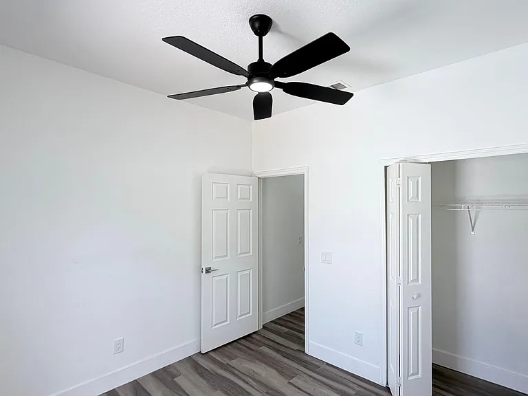 906 Berwick Dr — Photo 28
