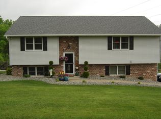 377 White Oak Ln, Leesport, PA 19533