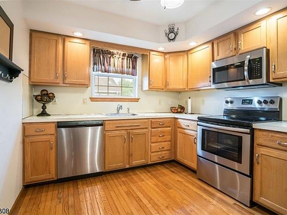 2nd image of 994 Hill St