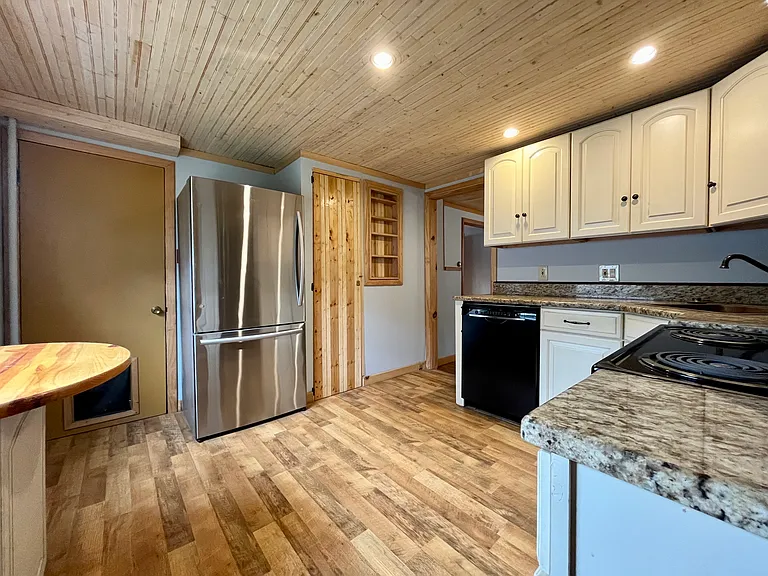 36 Lake St — Photo 2