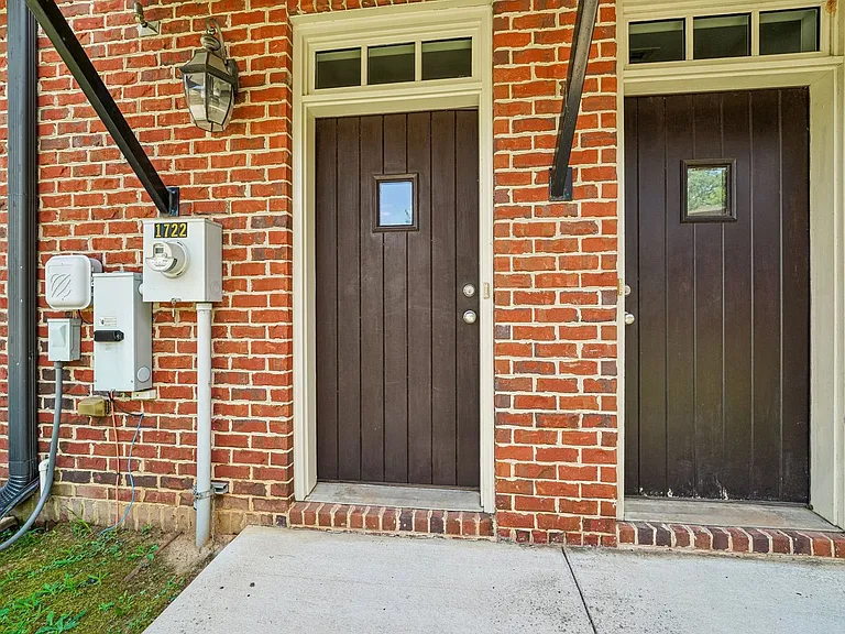Beverly Townhomes — Photo 2