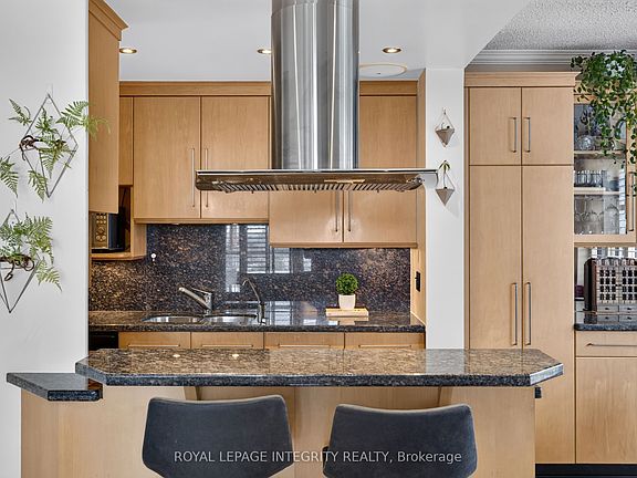 4th image of 556 Laurier Ave SW #1606