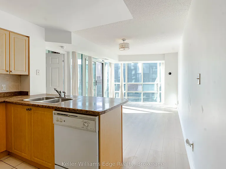 30 Grand Trunk Cres W #2001 — Photo 3