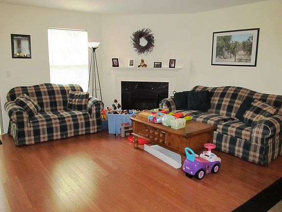 Living rm w/fireplace