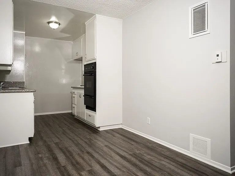631 E Verdugo Ave — Photo 7