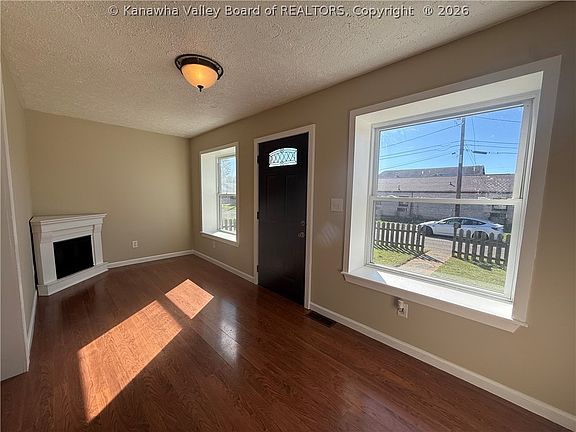 4th image of 1123 Virginia St