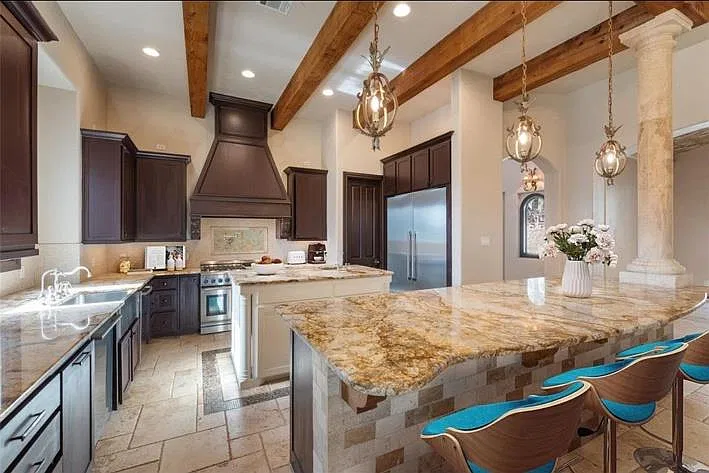 6 bed, 6.0 bath, 5734 sqft, $11,500 — Photo 2