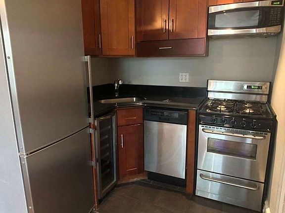3rd image of 561 Hudson St #3A