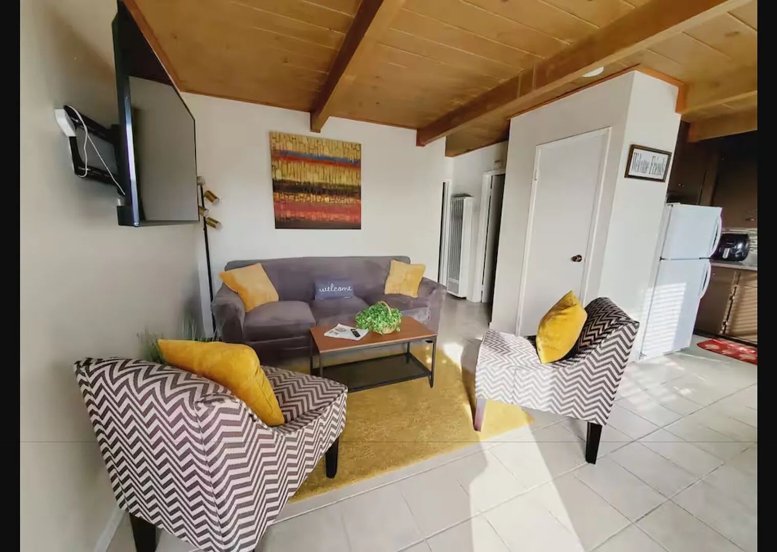 The Park Plaza: Large 2 bedroom Upstairs Apartment with Secured Parkin — Photo 1