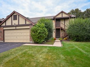 372 Sandhurst Cir APT 3, Glen Ellyn, IL 60137